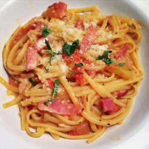 a bacon Lick Bacon with Tomato Wine,  Linguine Sauce) linguine White and Me! (Linguine recipes